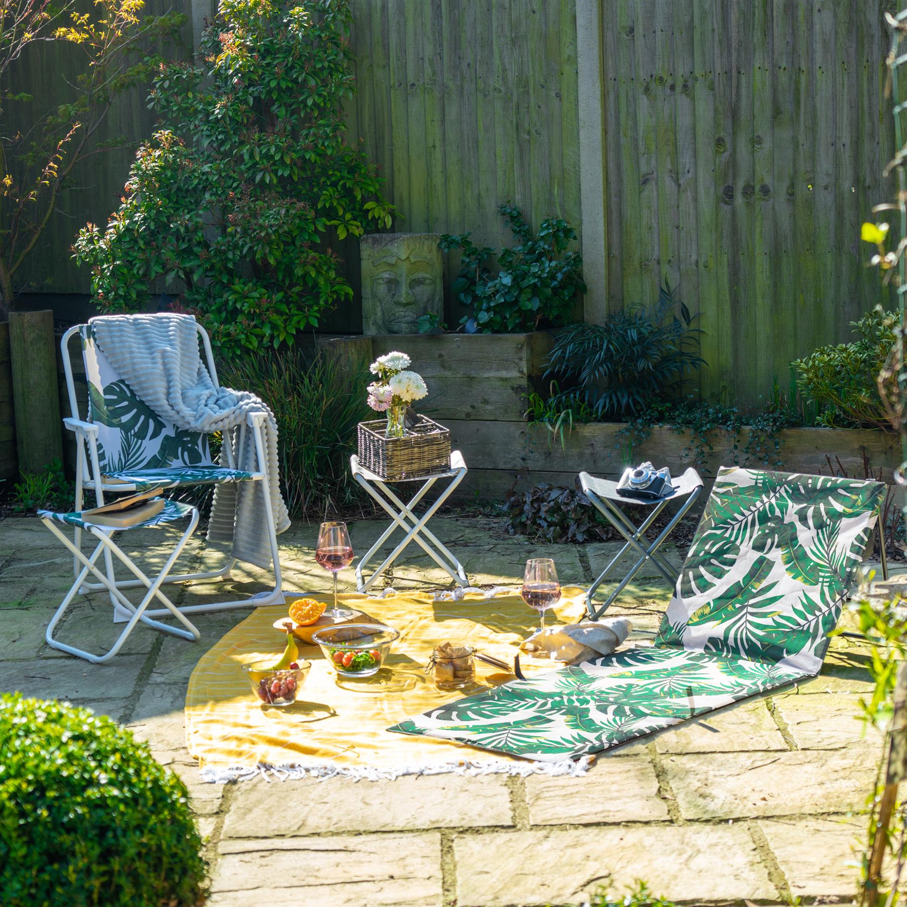 Harbour Housewares Folding Beach Lounger - Banana Leaf