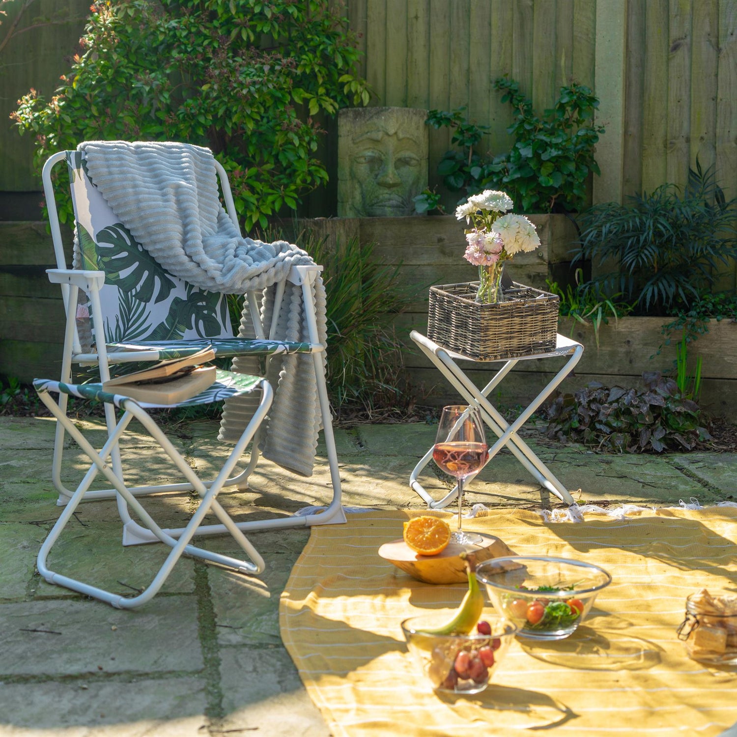 Harbour Housewares Folding Beach Arm Chair - Banana Leaf