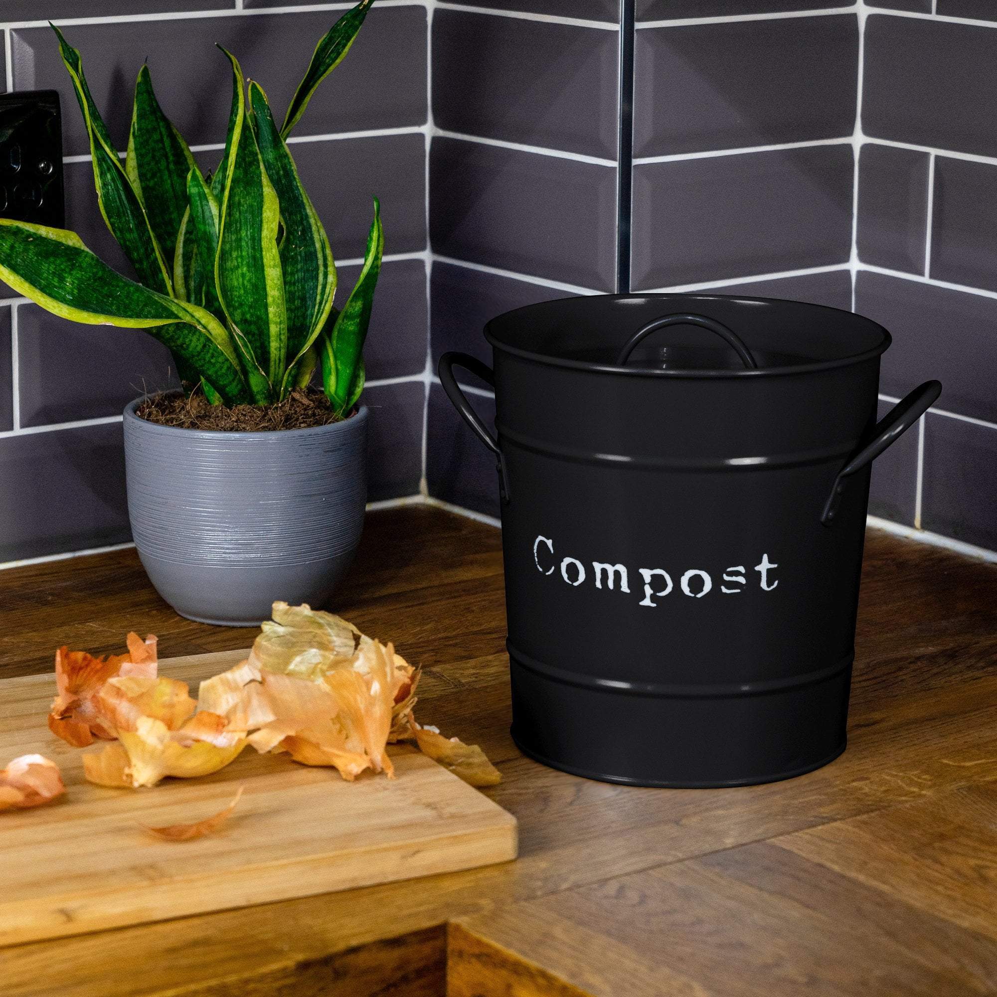 Harbour Housewares Vintage Kitchen Compost Bin With Lid in Metal