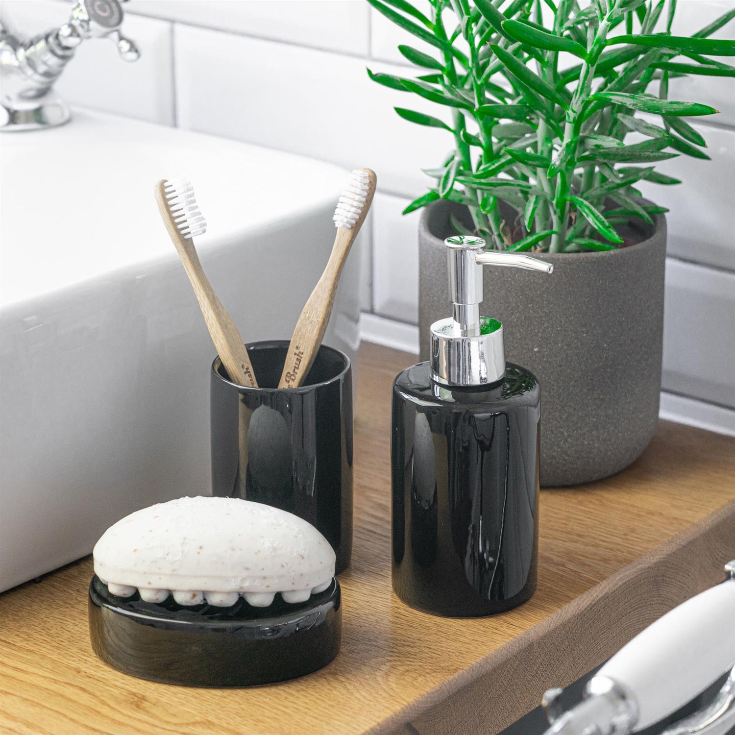 Harbour Housewares Ceramic Soap Dispenser - Black
