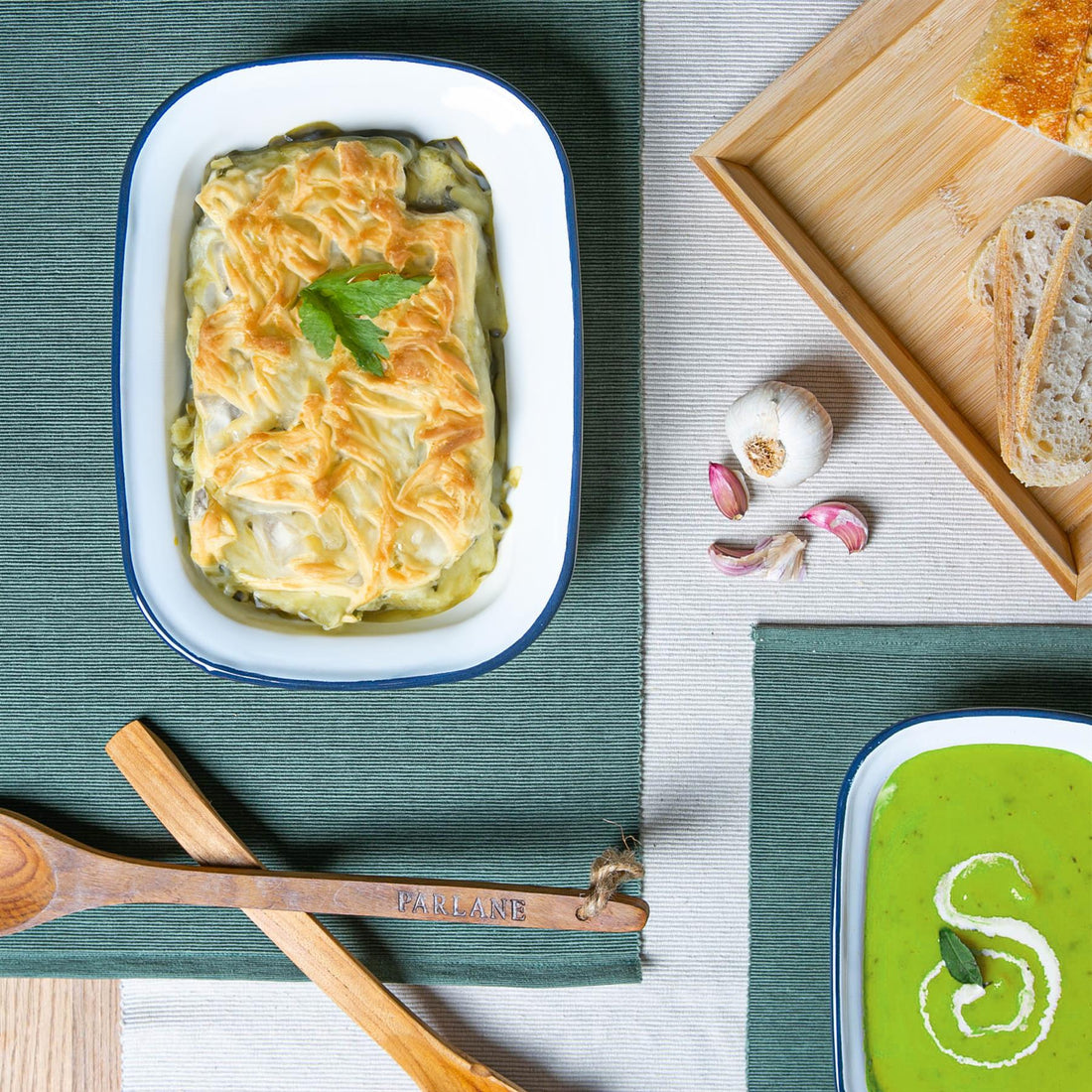 16 x 12cm White Enamel Pie Dish - Navy