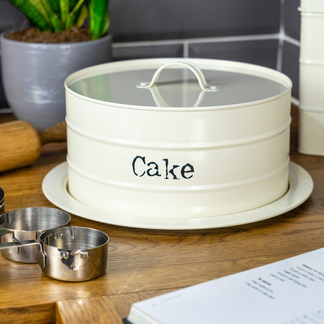 Harbour Housewares Metal Cake Tin - Cream