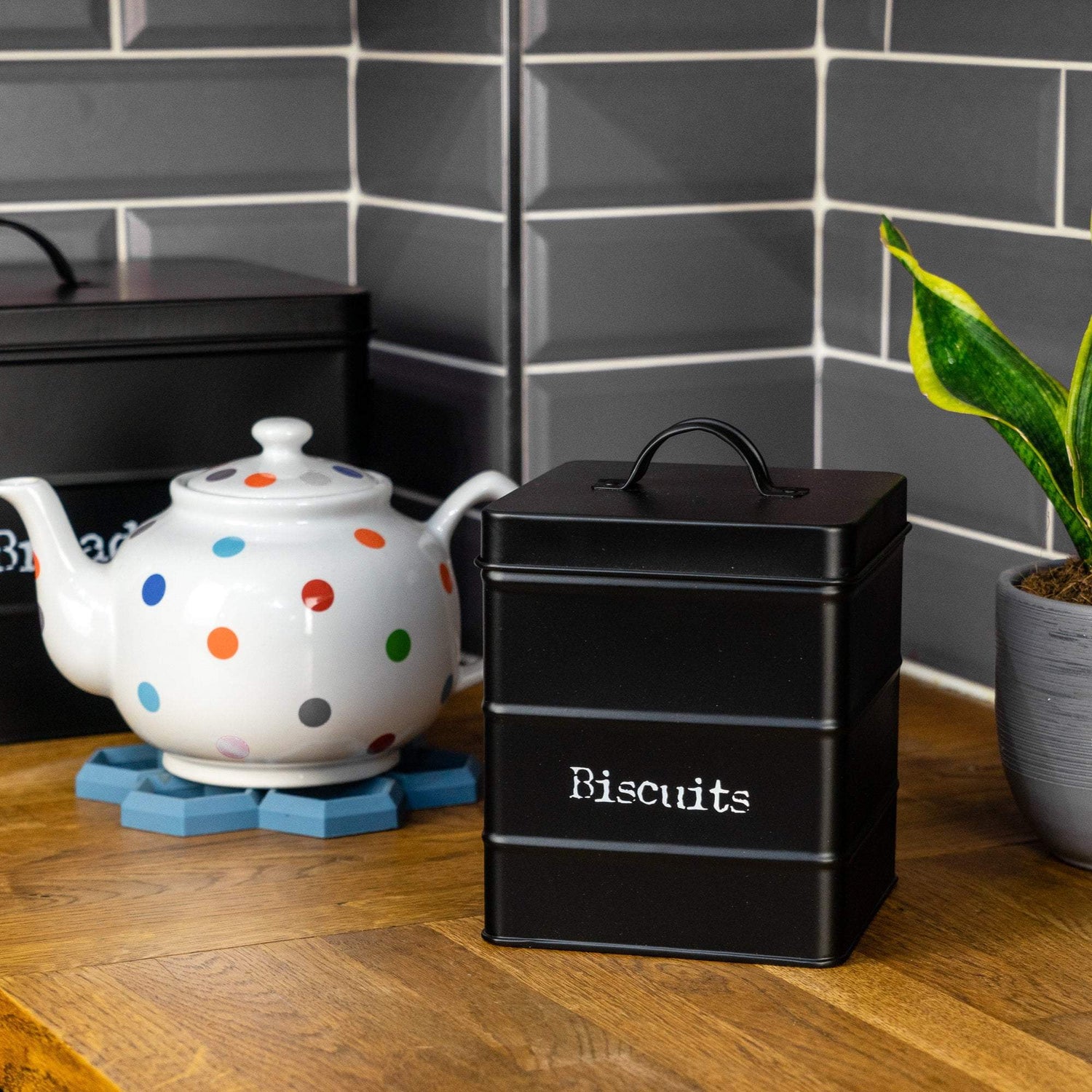 Harbour Housewares Vintage Metal Kitchen Biscuit Tin