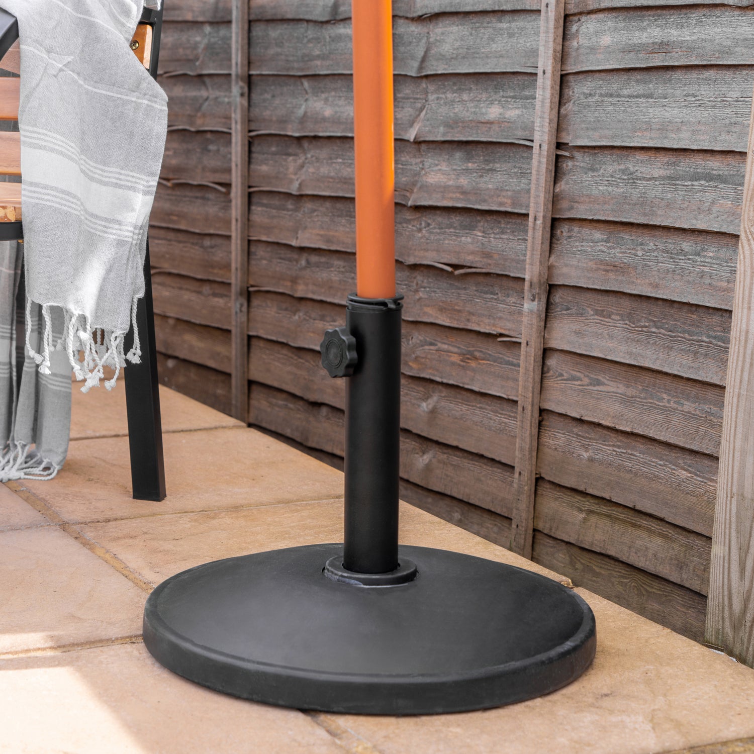 Harbour Housewares Garden Parasol Base - Concrete Filled