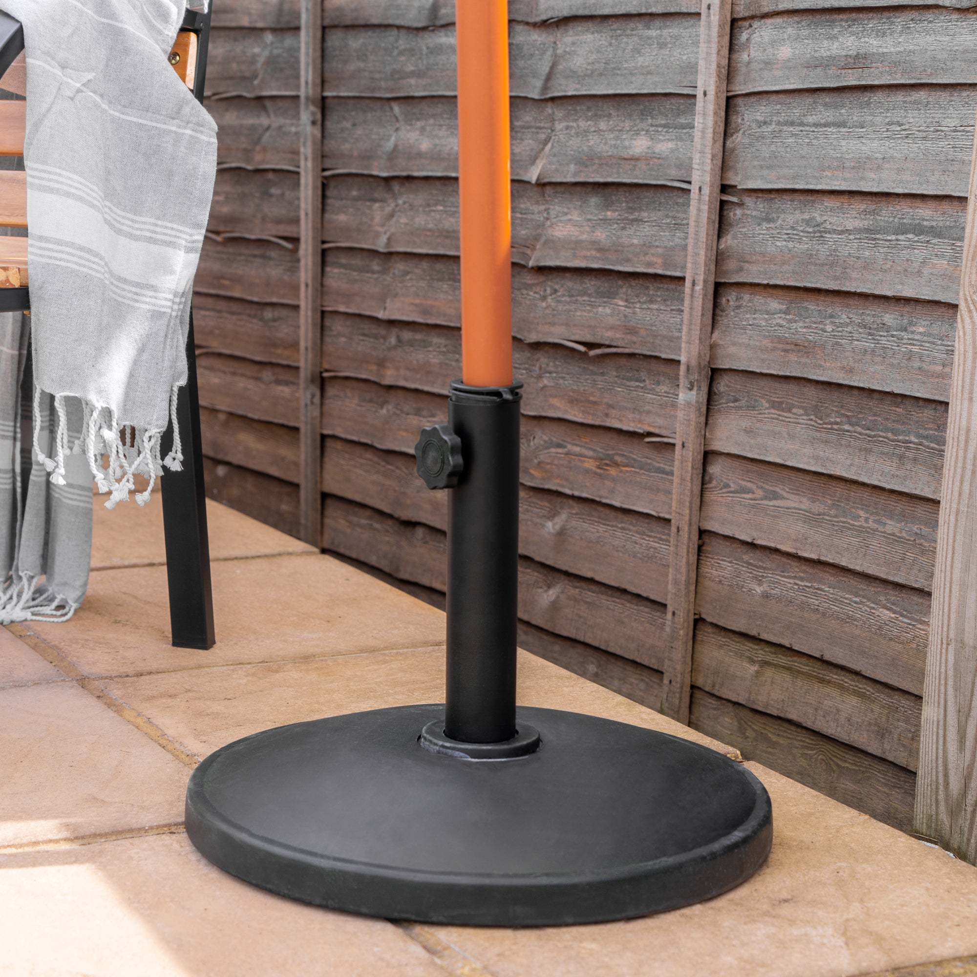 Harbour Housewares Garden Parasol Base - Concrete Filled