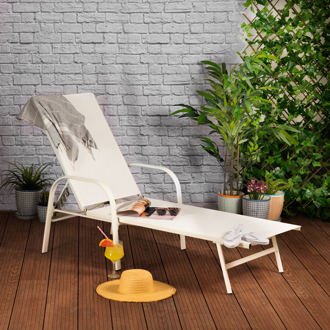 Harbour Housewares Sussex Adjustable Garden Sun Lounger Bed - White